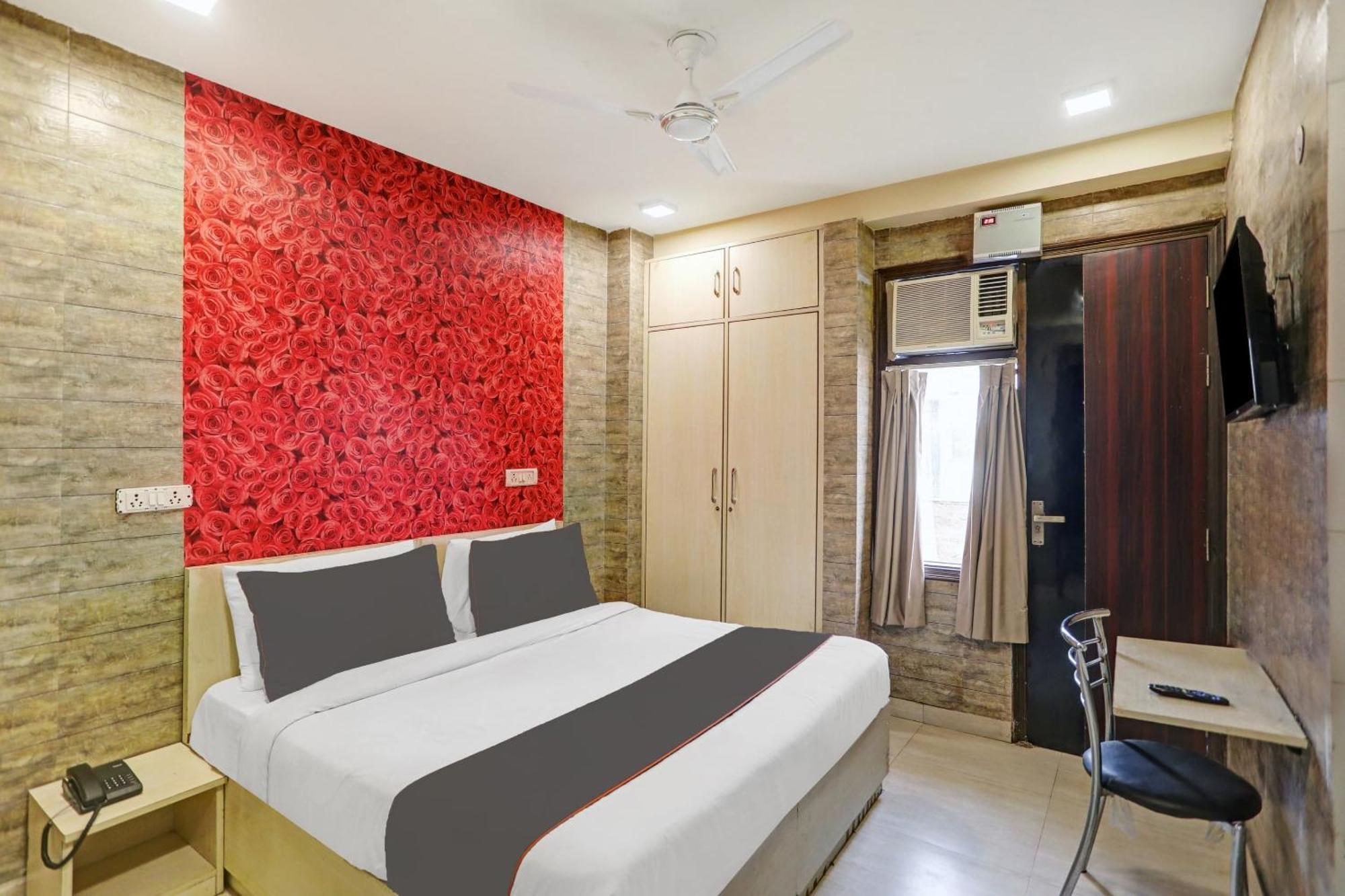 Hotel Collection O Model Town Metro View à New Delhi Extérieur photo