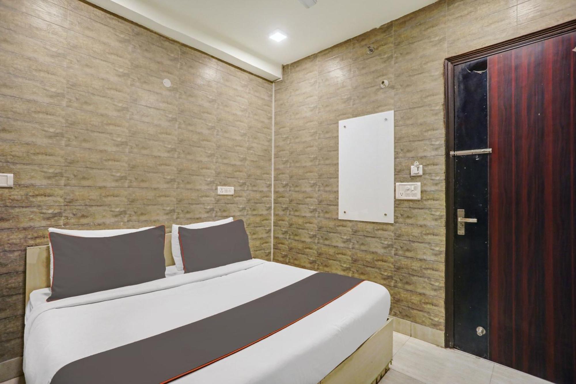 Hotel Collection O Model Town Metro View à New Delhi Extérieur photo