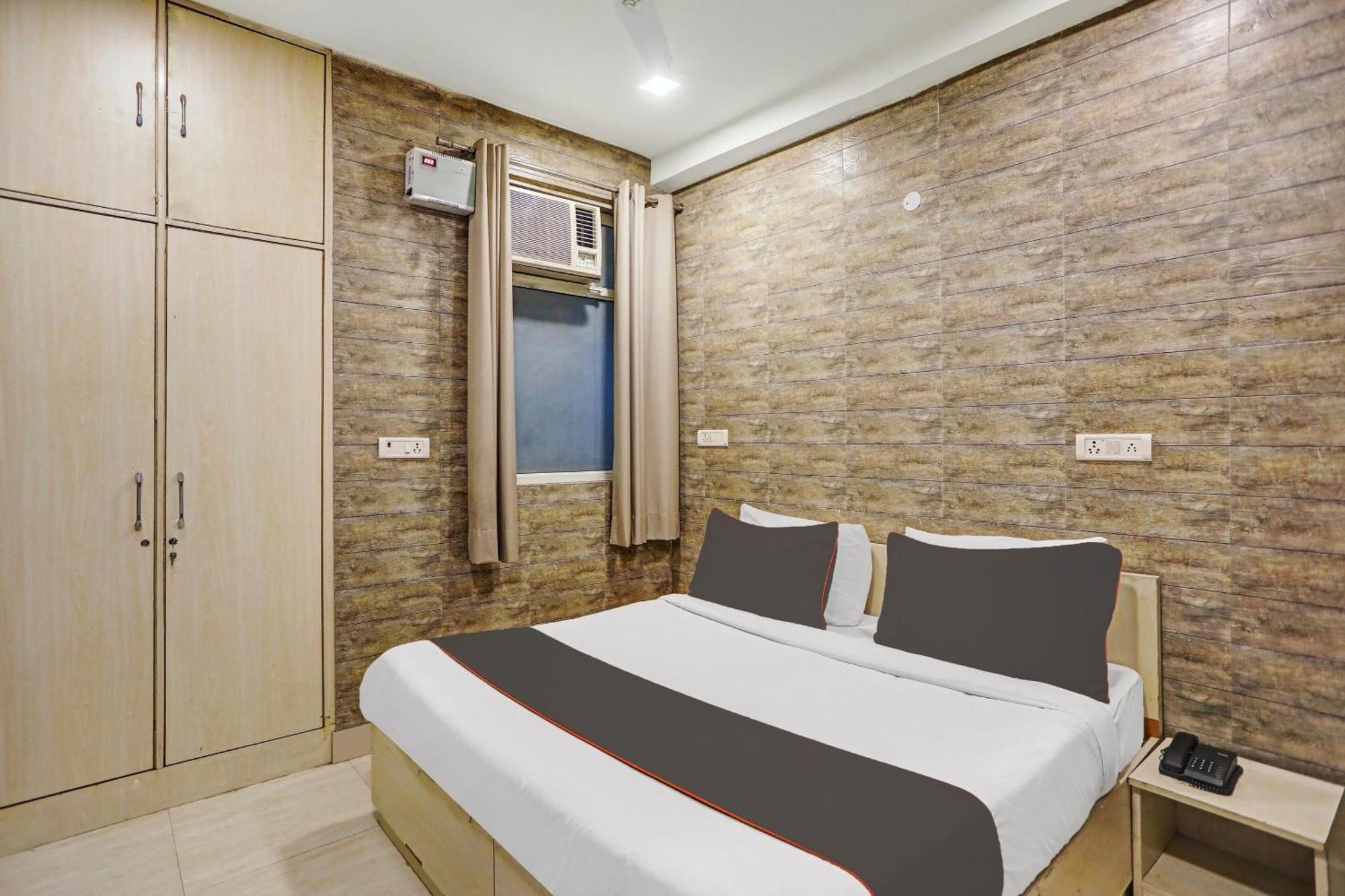 Hotel Collection O Model Town Metro View à New Delhi Extérieur photo